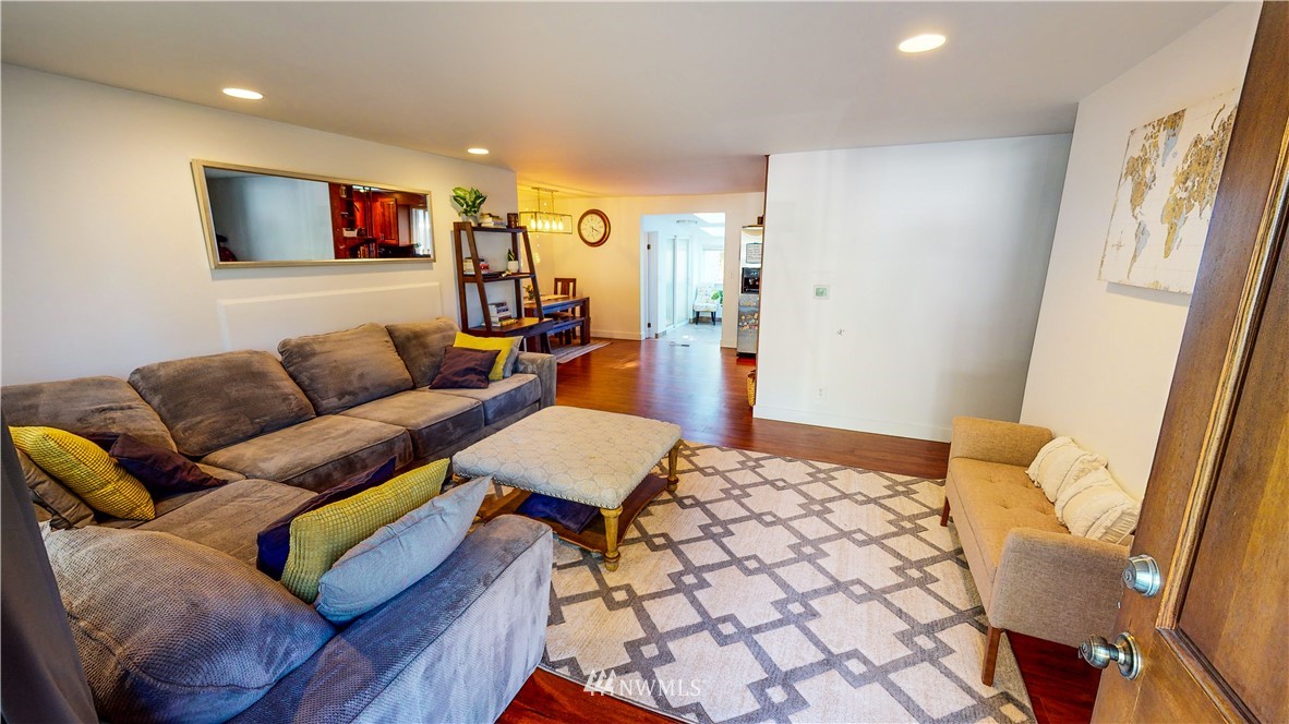 17411 117th Avenue Southeast Renton, WA 98058 - Photo 4 of 38 Gallery Image 4