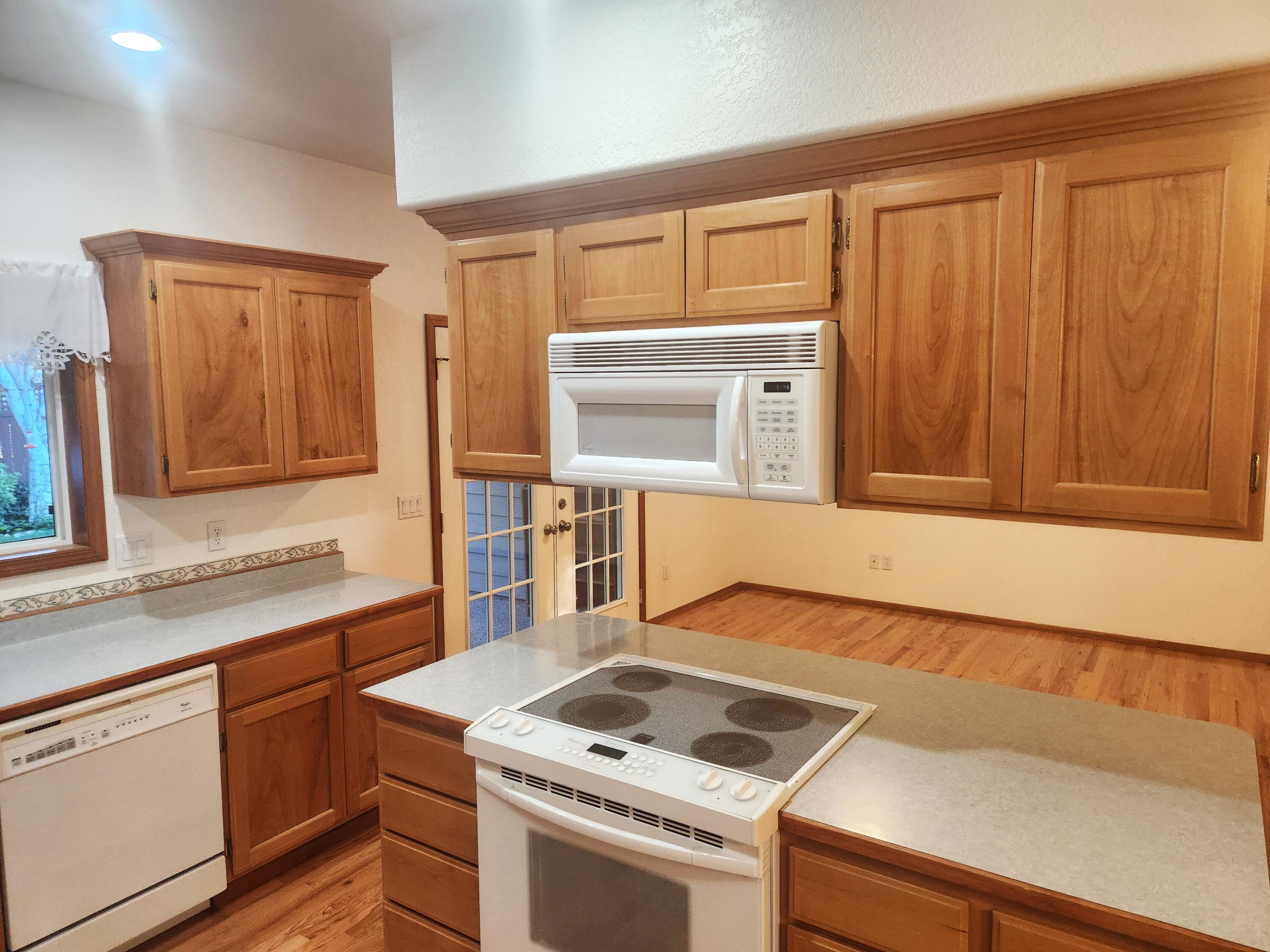 900 Mendolia Way Central Point, OR 97502 - Photo 20 of 49 20240918_182729
