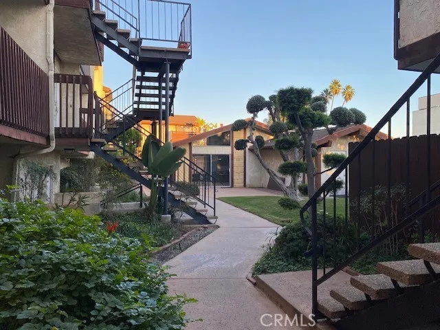 a view of a house with a fountain