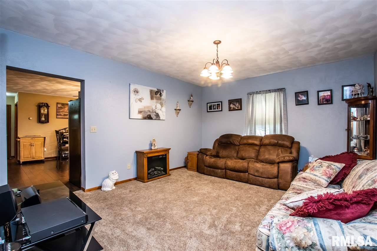 17368 Red Shale Hill Road Pekin, IL 61554 - Photo 8 of 35
