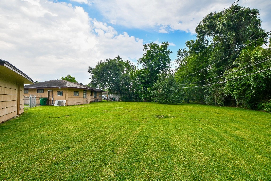 5522 Nassau Road Houston, TX 77021 - Photo 19 of 26 a view of a big yard with plants and large trees