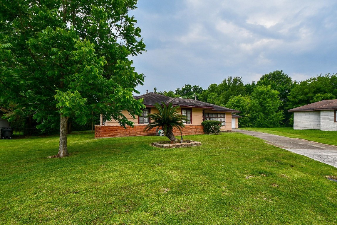 5522 Nassau Road Houston, TX 77021 - Photo 2 of 26 a view of a house with a yard