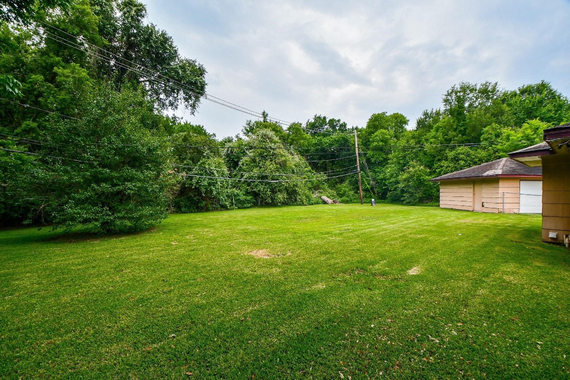 5522 Nassau Road Houston, TX 77021 - Photo 21 of 26 a view of a backyard with large trees