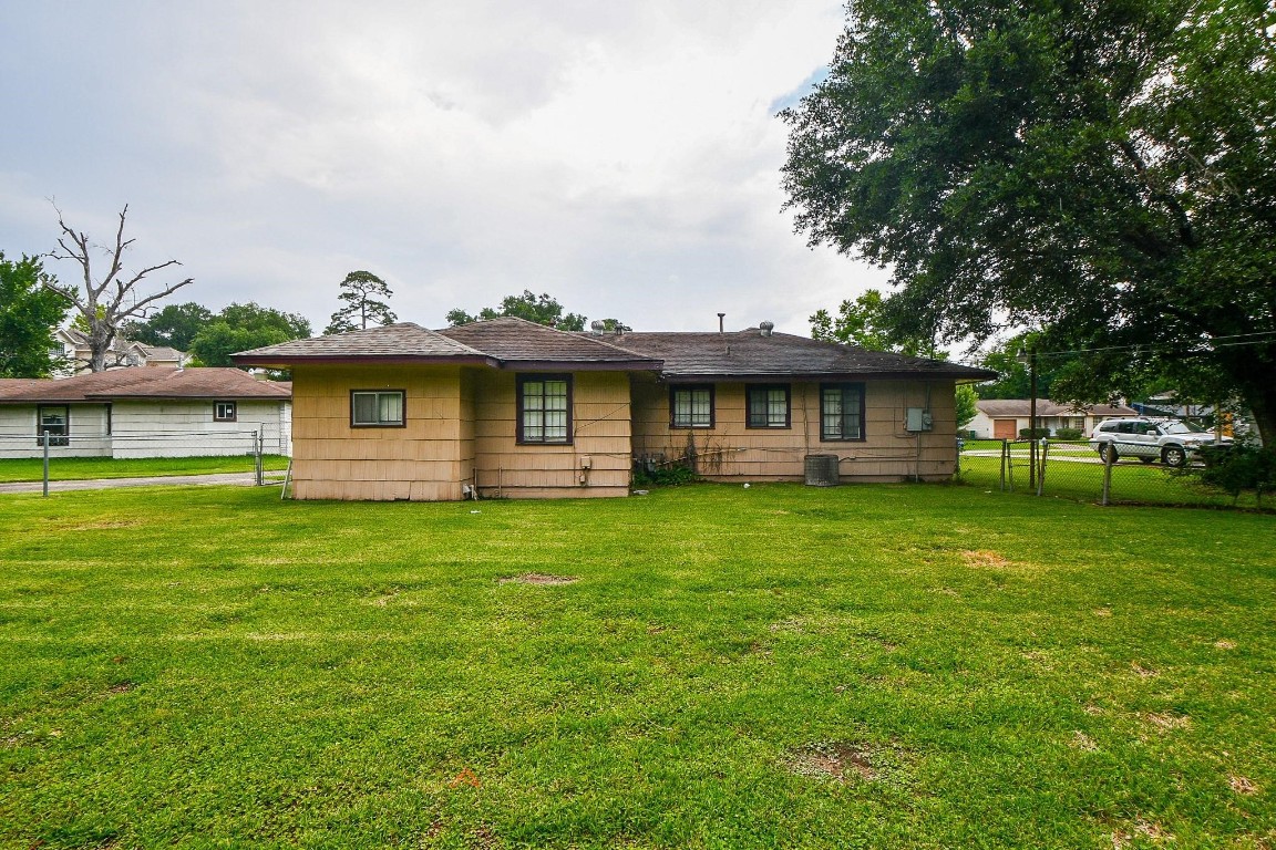 5522 Nassau Road Houston, TX 77021 - Photo 26 of 26 a front view of a house with a garden