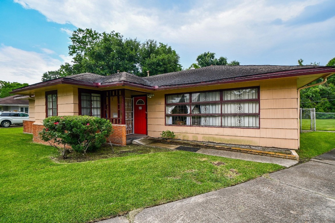 5522 Nassau Road Houston, TX 77021 - Photo 3 of 26 a view of a house with a yard plants and large tree