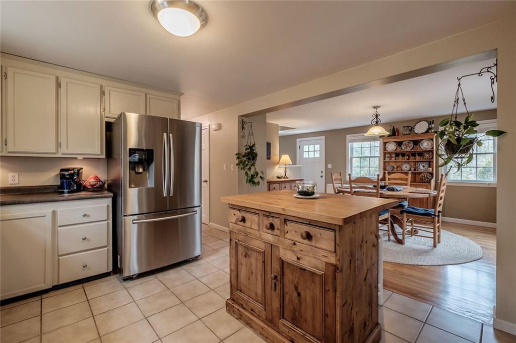 5 Evergreen Road Freeport, ME 04032 - Photo 10 of 35 Bright Kitchen