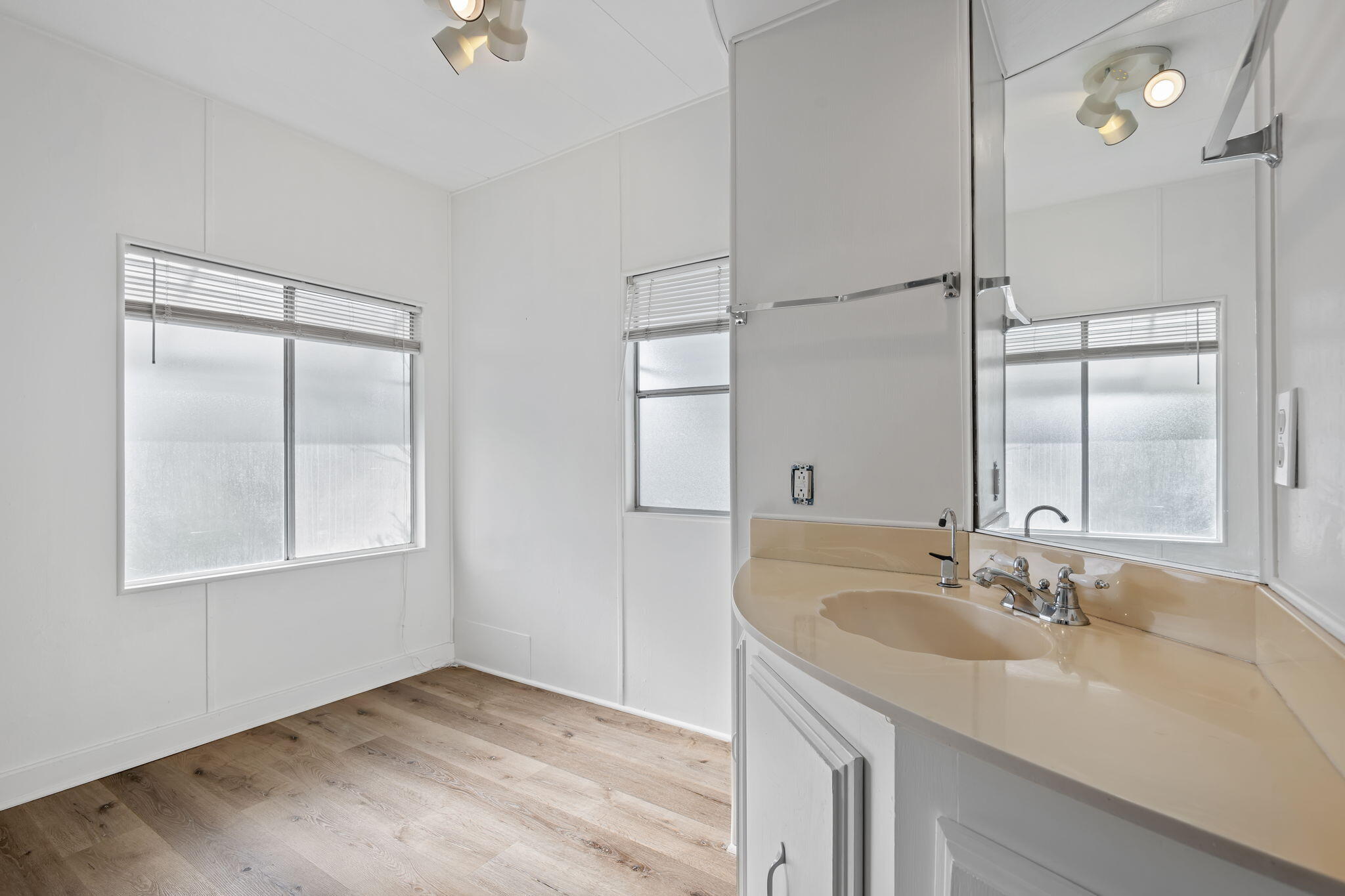 333 Old Mill Road, Unit 38 Santa Barbara, CA 93110 - Photo 10 of 11 17 - Primary Bathroom