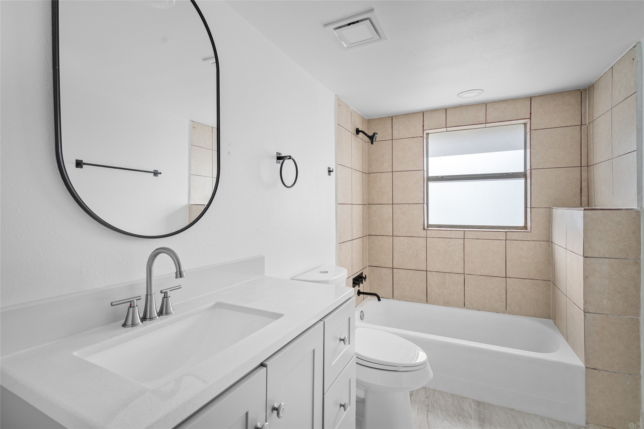 911 Knight Street, Unit D Houston, TX 77022 - Photo 6 of 11 a bathroom with a sink toilet and a bathtub