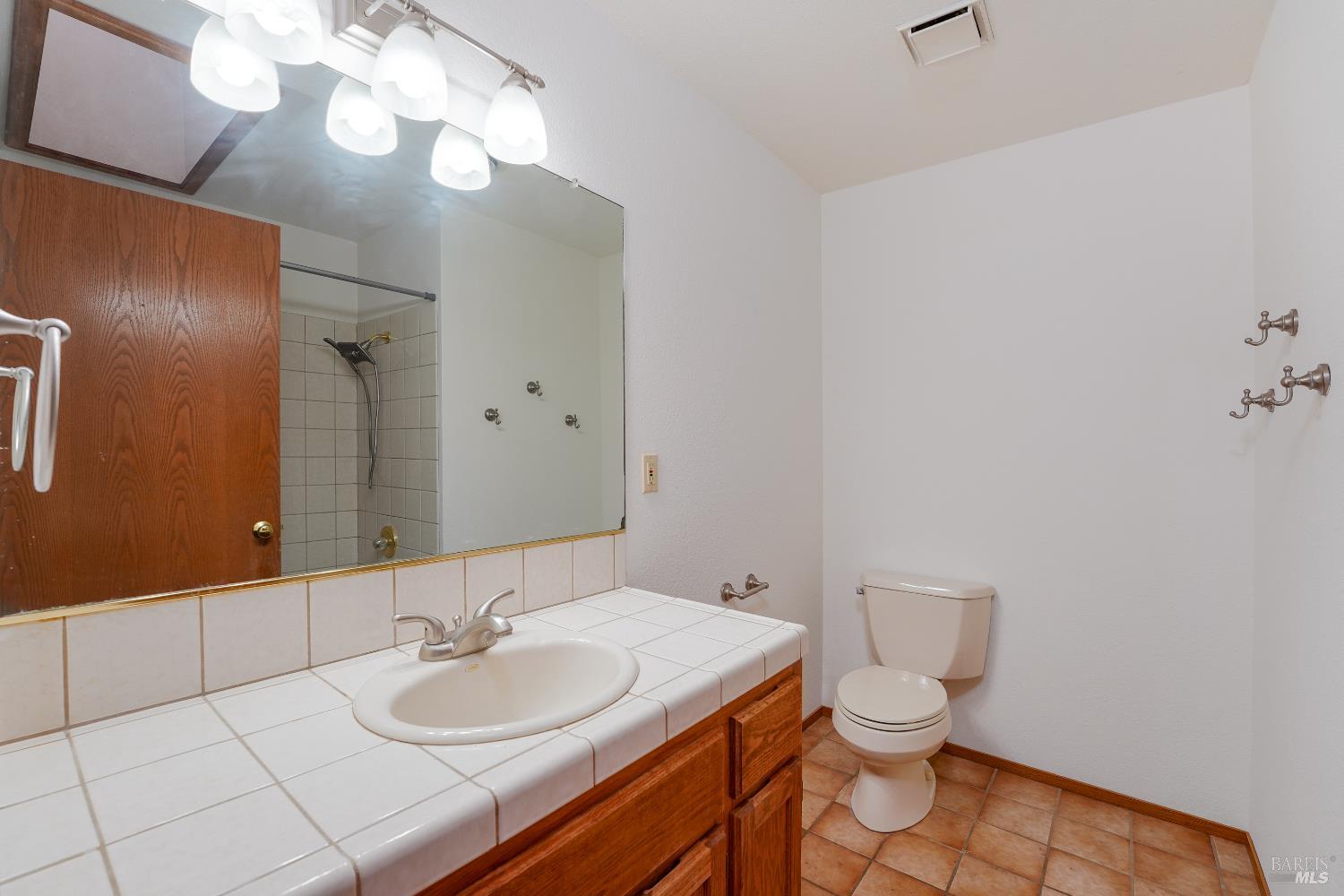 301 Toyon Road Ukiah, CA 95482 - Photo 24 of 40 Upstairs guest bathroom