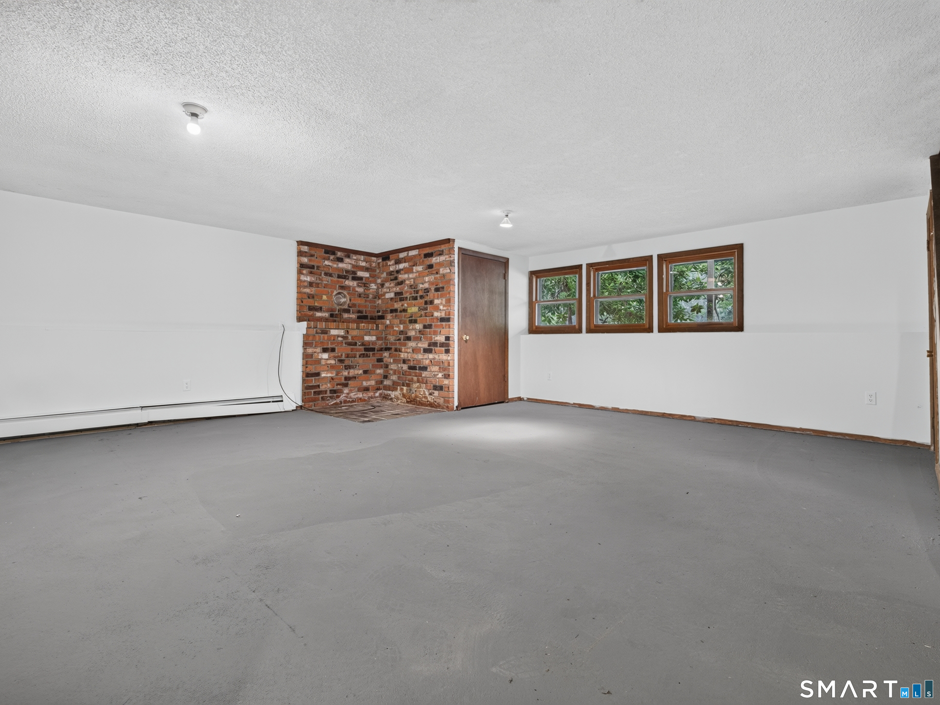 75 Airline Road Clinton, CT 06413 - Photo 22 of 37 an empty room with windows