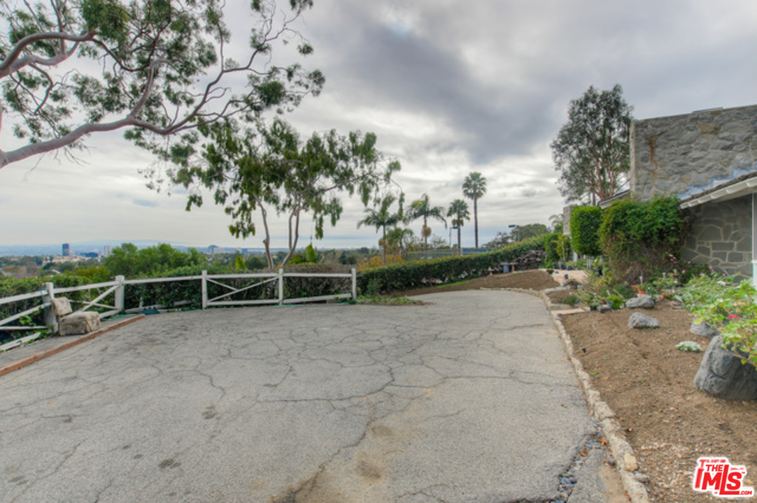 397 Fordyce Road Los Angeles, CA 90049 - Photo 3 of 9 a view of a outdoor space