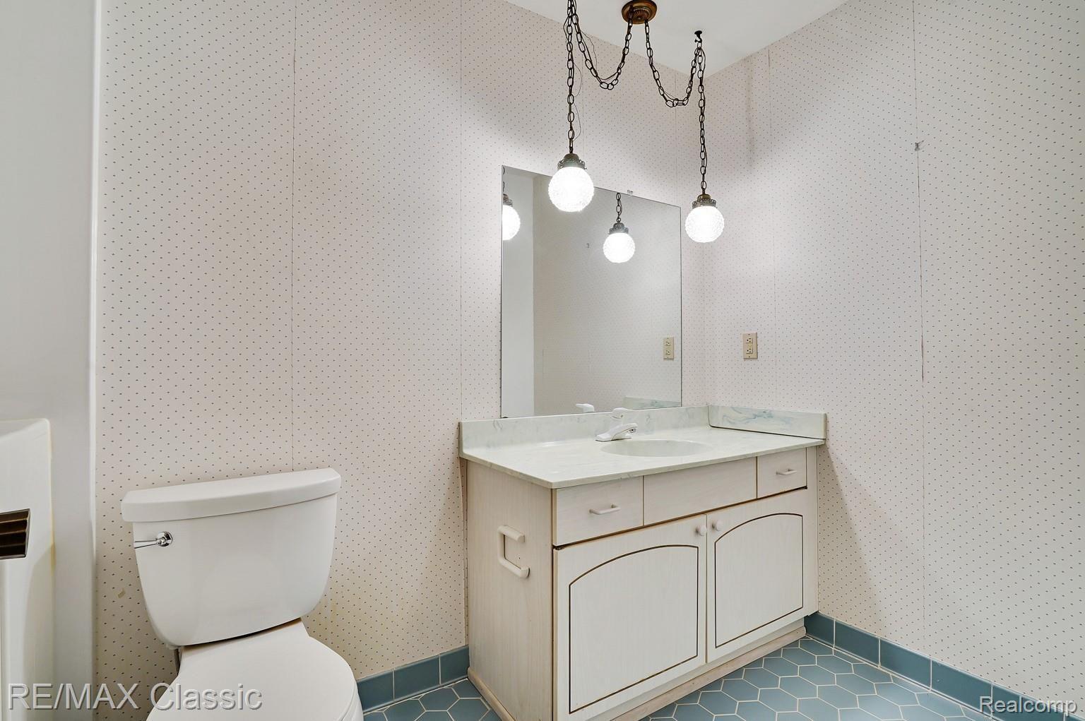 23205 Farmington Road Farmington, MI 48336 - Photo 27 of 34 dsc06938-dsc06940.jpg