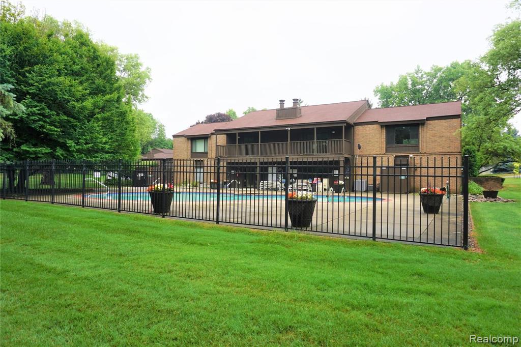 2218 Rhine Road West Bloomfield, MI 48323 - Photo 32 of 39