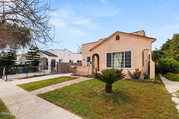 a view of a house with backyard