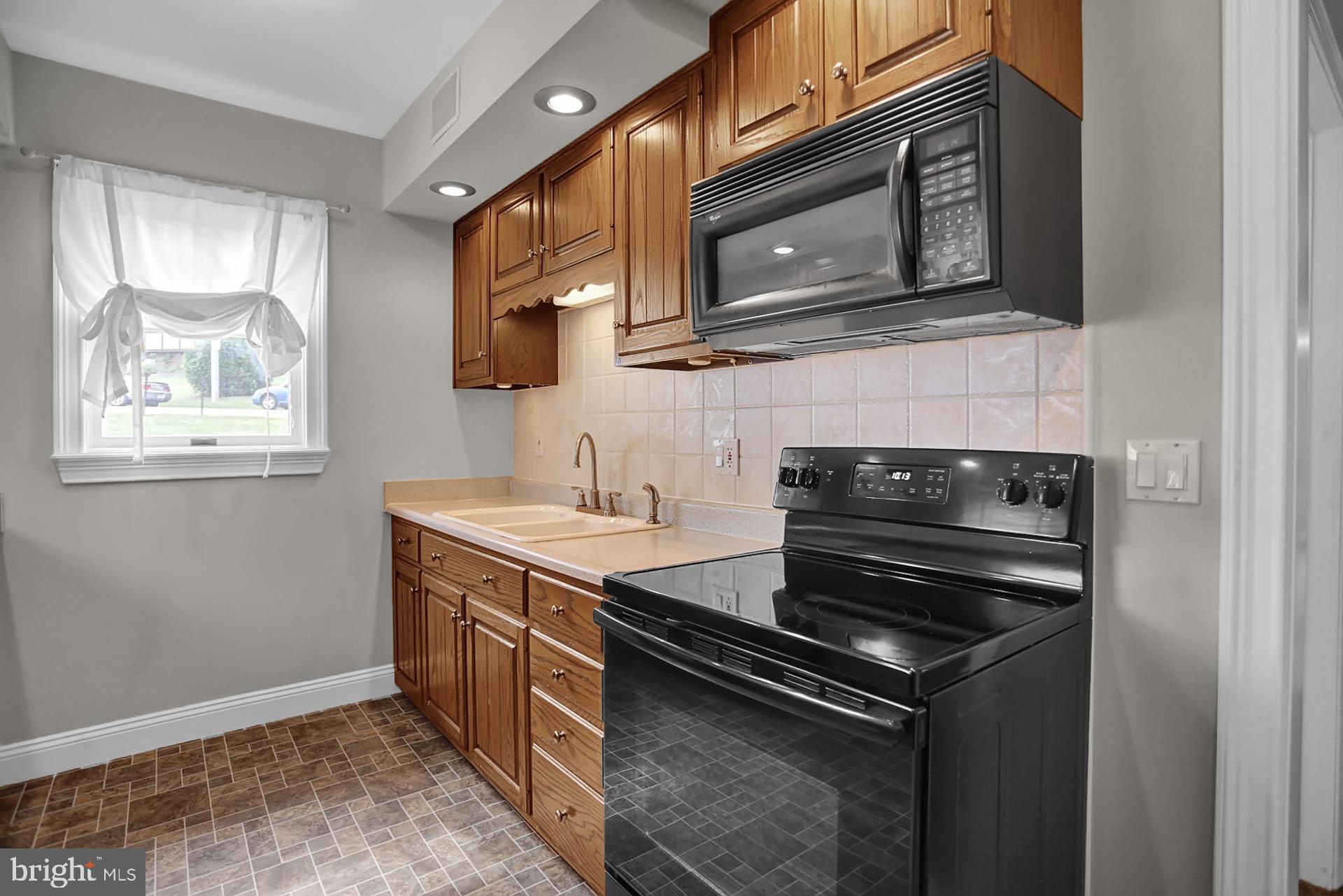 938 New Holland Road Reading, PA 19607 - Photo 2 of 14