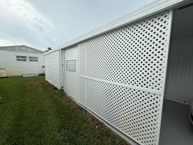 a view of a backyard