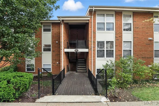 $189,900 | 1968 Green Glen Drive, Unit 102, St. Louis, MO 63122