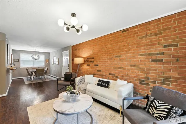 $189,900 | 1968 Green Glen Drive, Unit 102, St. Louis, MO 63122