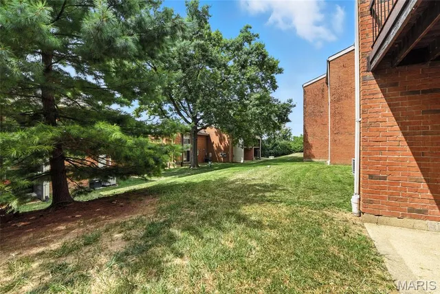 $189,900 | 1968 Green Glen Drive, Unit 102, St. Louis, MO 63122