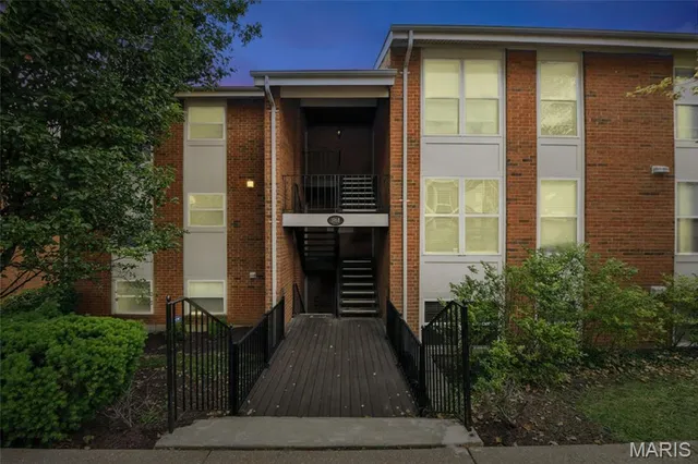 $189,900 | 1968 Green Glen Drive, Unit 102, St. Louis, MO 63122
