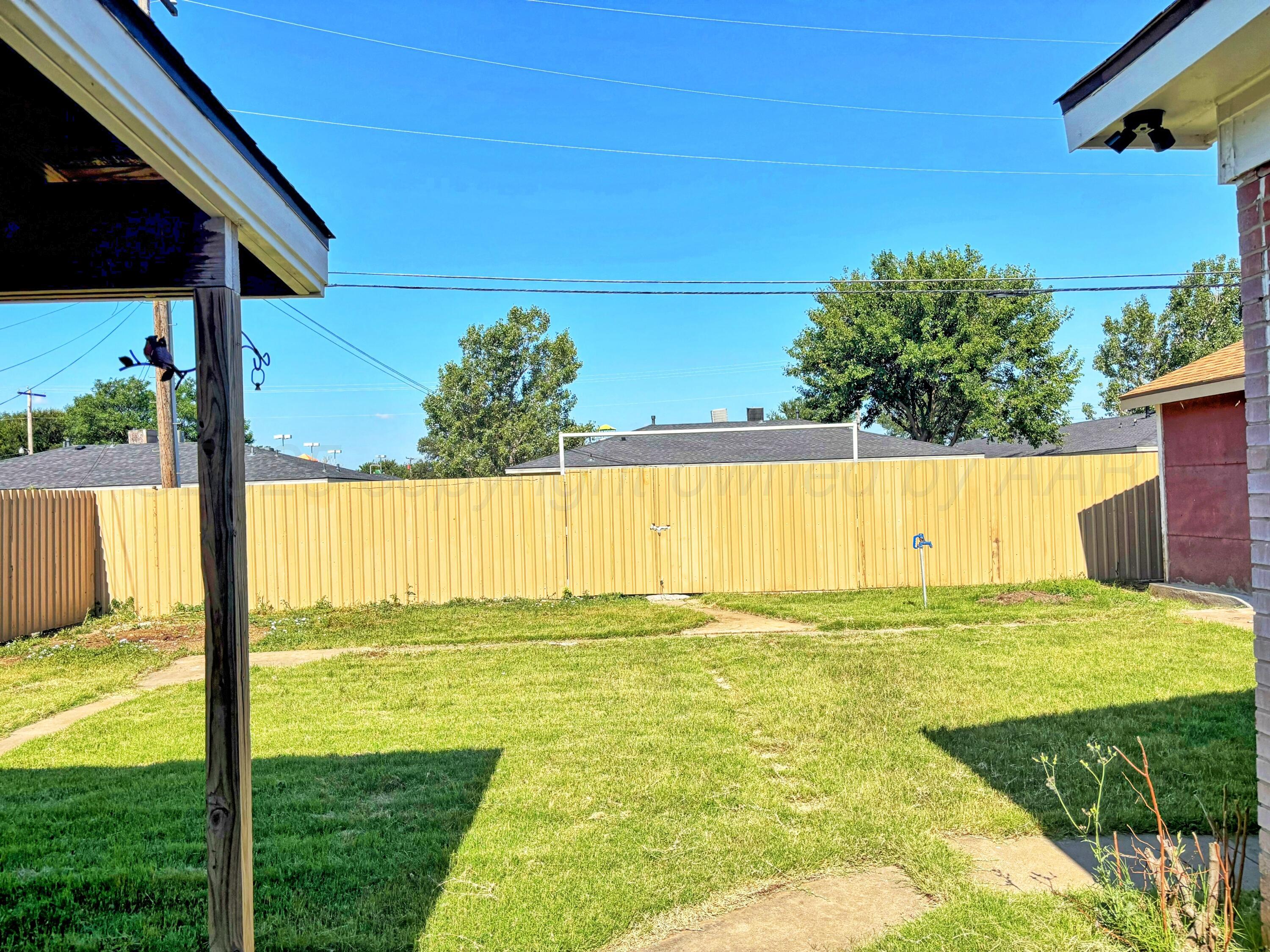 1510 South Indiana Street Perryton, TX 79070 - Photo 34 of 39 a view of an ocean from a yard