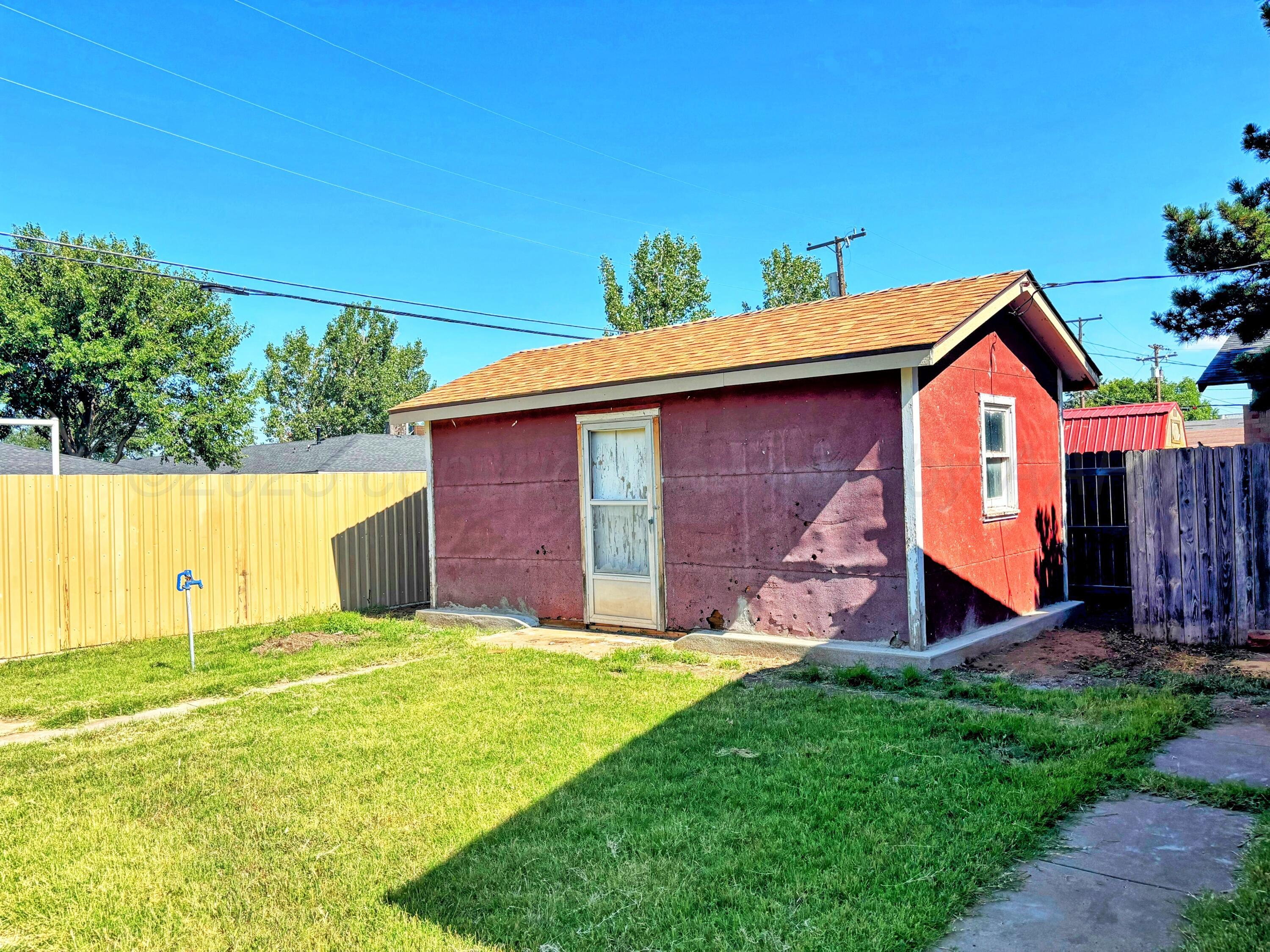 1510 South Indiana Street Perryton, TX 79070 - Photo 37 of 39 a view of a house with backyard and garden