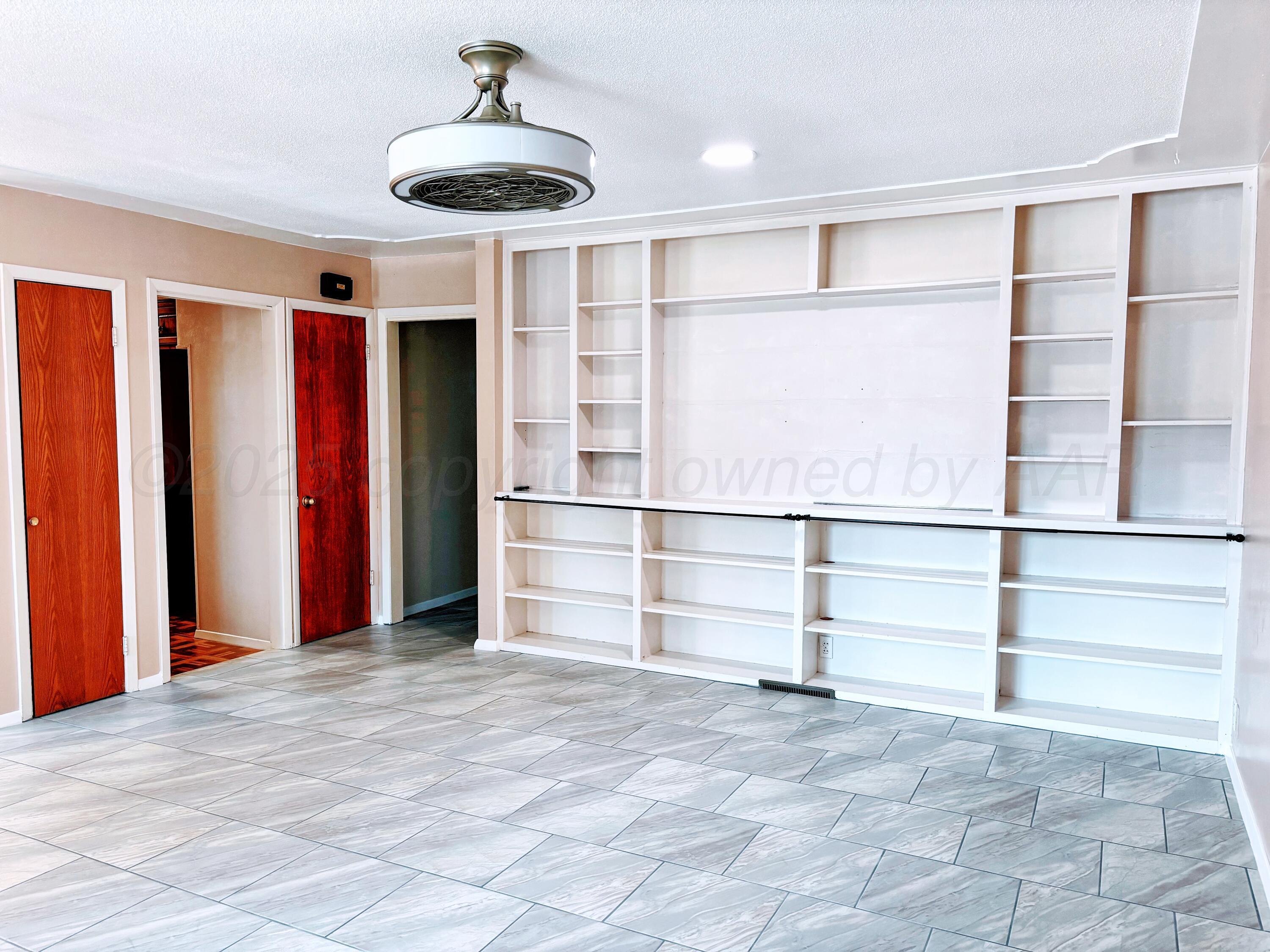 1510 South Indiana Street Perryton, TX 79070 - Photo 6 of 39 a view of a livingroom with a ceiling fan
