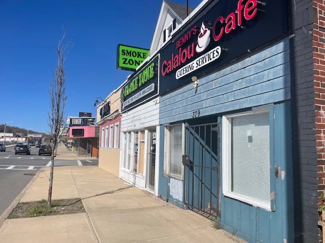 377 Park Avenue Worcester, MA 01610 - Photo 5 of 14 a street sign on a pole on a street
