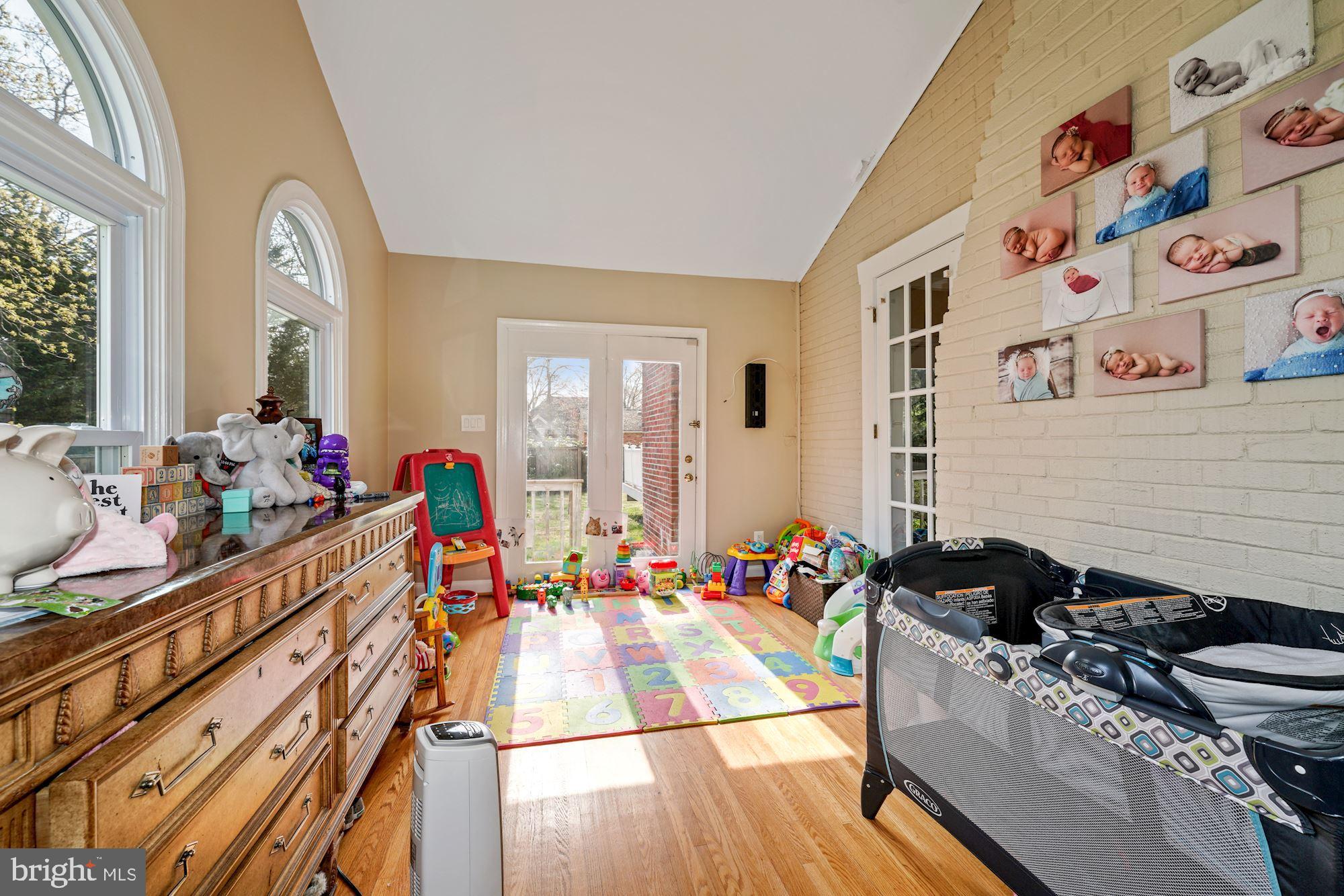 1913 Woodford Road Vienna, VA 22182 - Photo 15 of 44