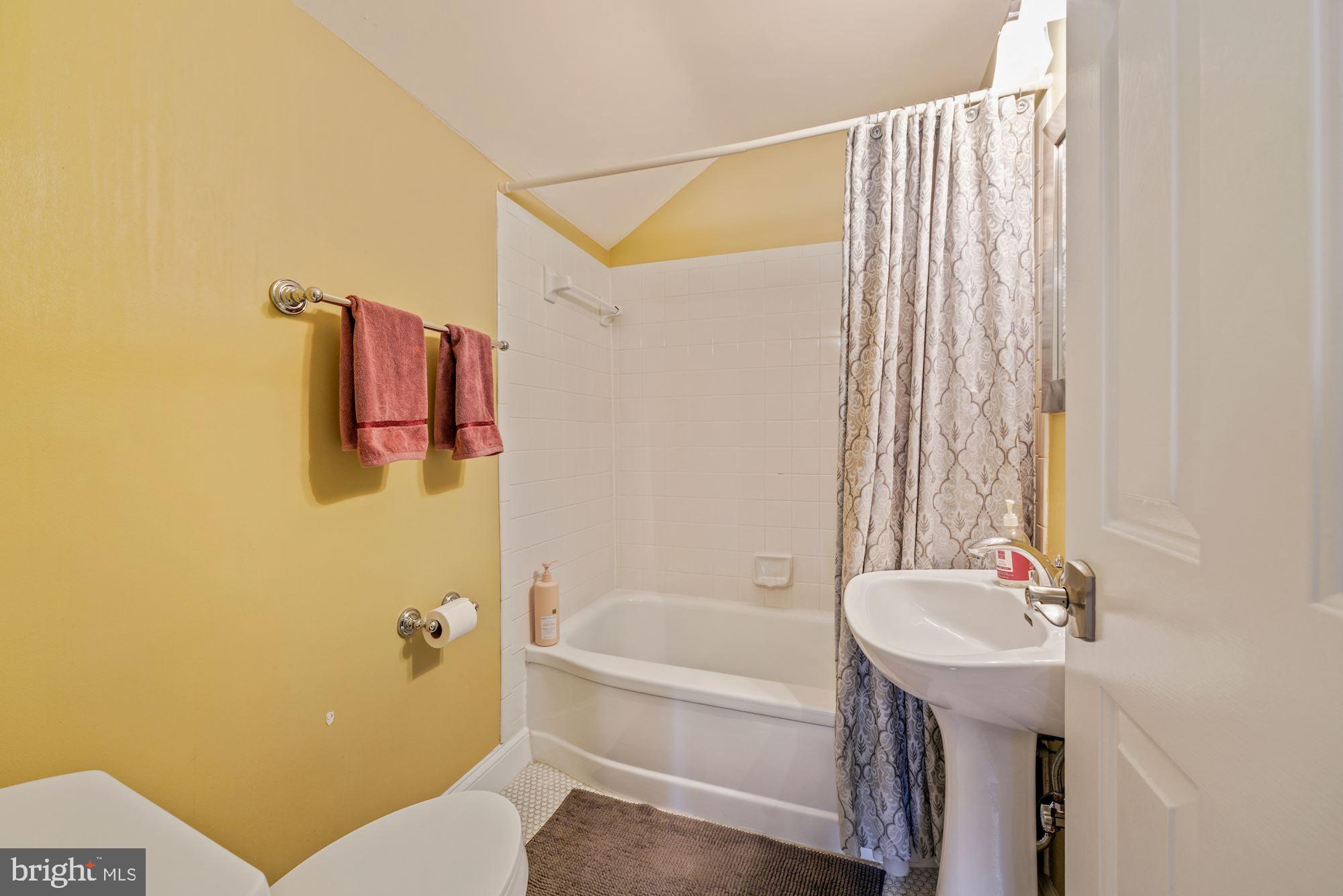 1913 Woodford Road Vienna, VA 22182 - Photo 16 of 44