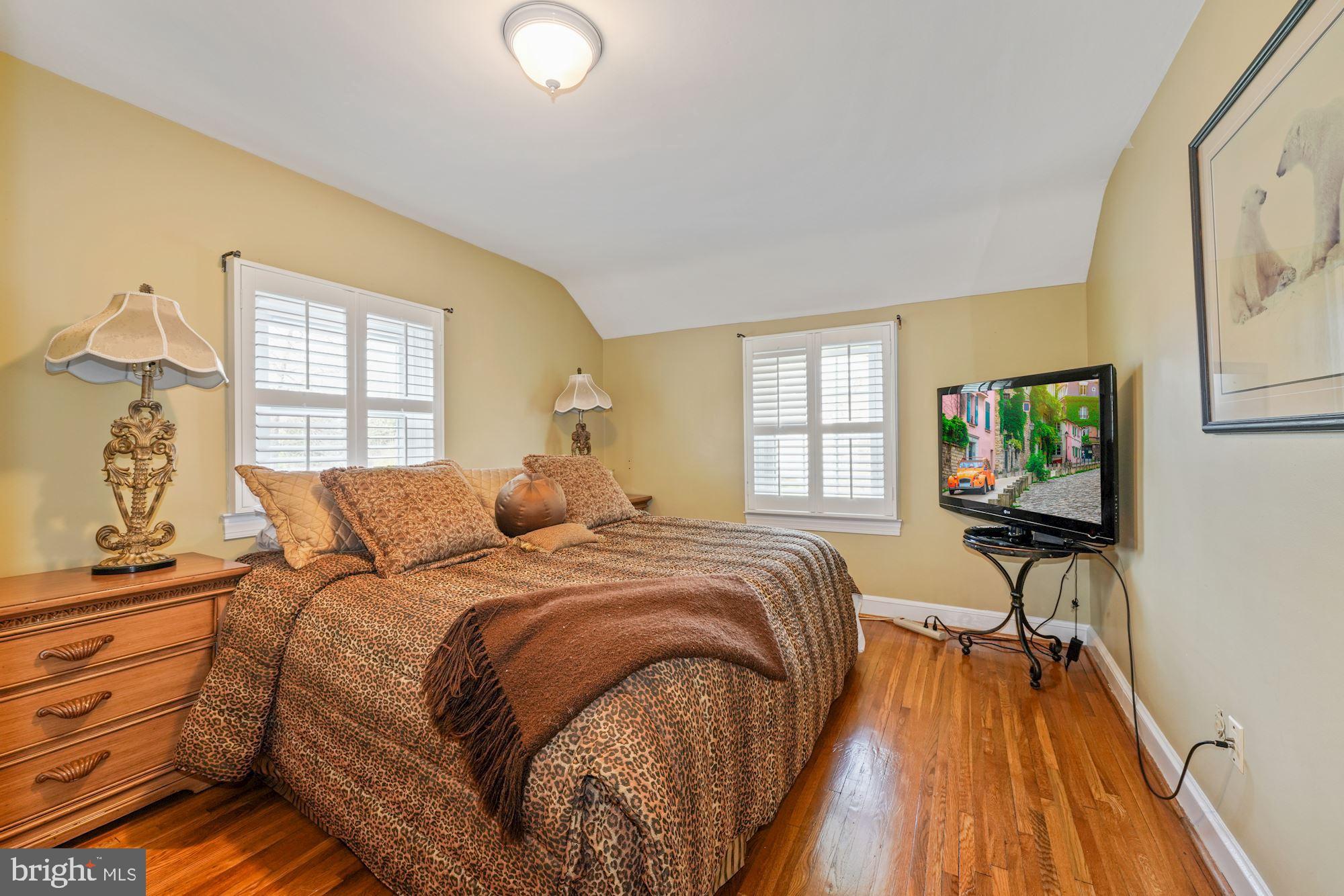 1913 Woodford Road Vienna, VA 22182 - Photo 17 of 44