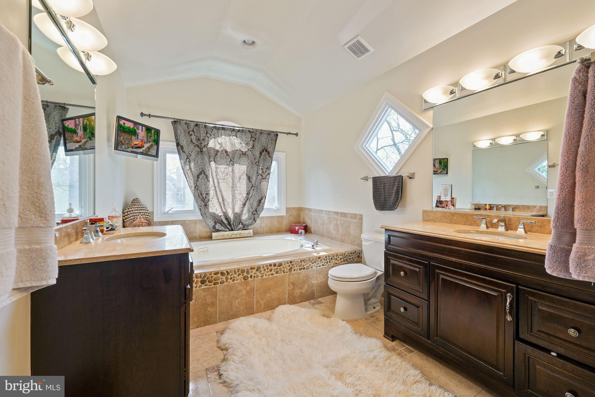 1913 Woodford Road Vienna, VA 22182 - Photo 23 of 44