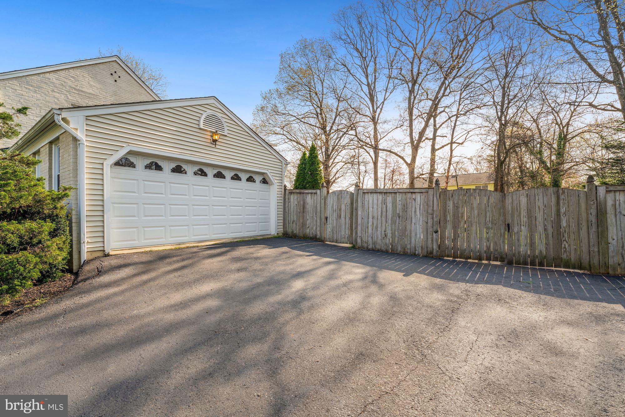 1913 Woodford Road Vienna, VA 22182 - Photo 26 of 44