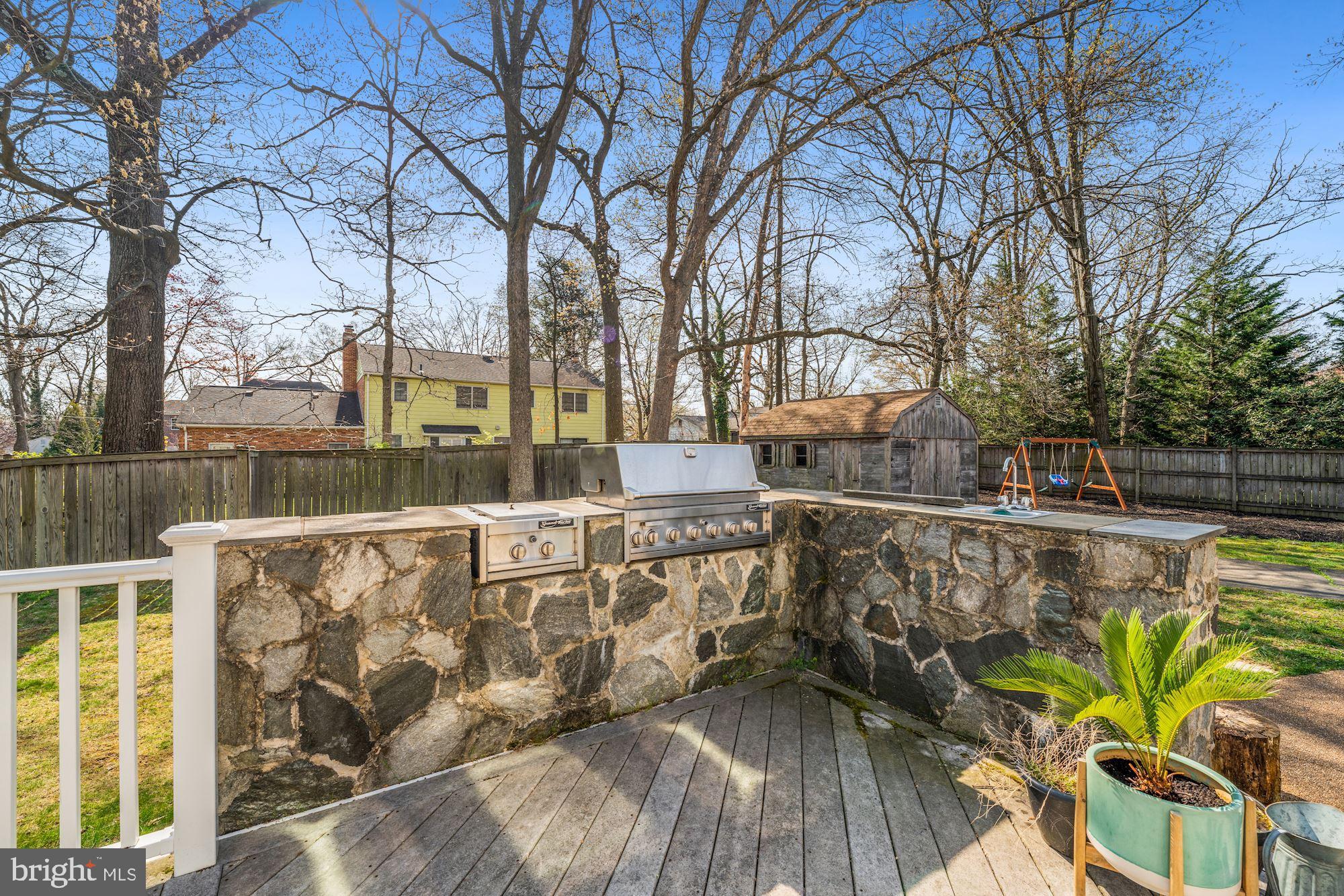 1913 Woodford Road Vienna, VA 22182 - Photo 29 of 44