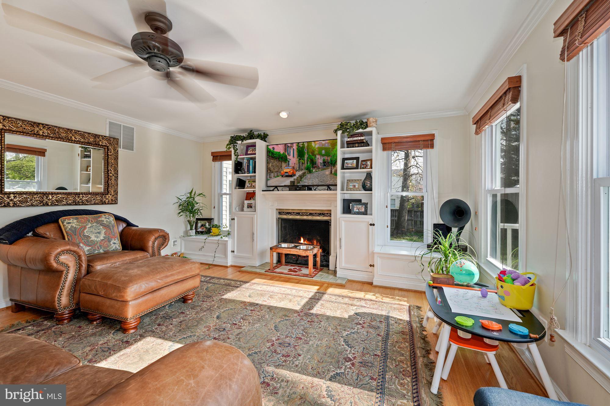 1913 Woodford Road Vienna, VA 22182 - Photo 9 of 44