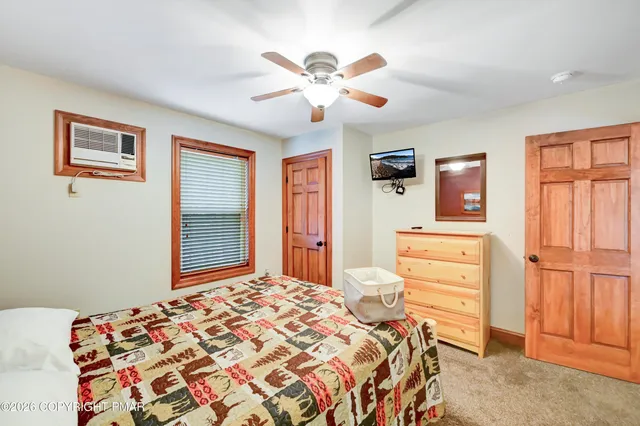 $975,000 | 136 Pineknoll Drive, Lake Harmony, PA 18624