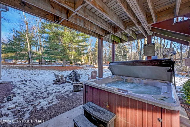 $975,000 | 136 Pineknoll Drive, Lake Harmony, PA 18624