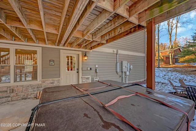 $975,000 | 136 Pineknoll Drive, Lake Harmony, PA 18624