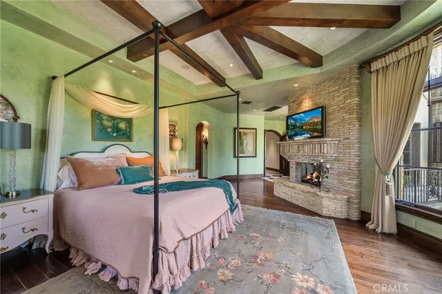 a view of entryway with a front door