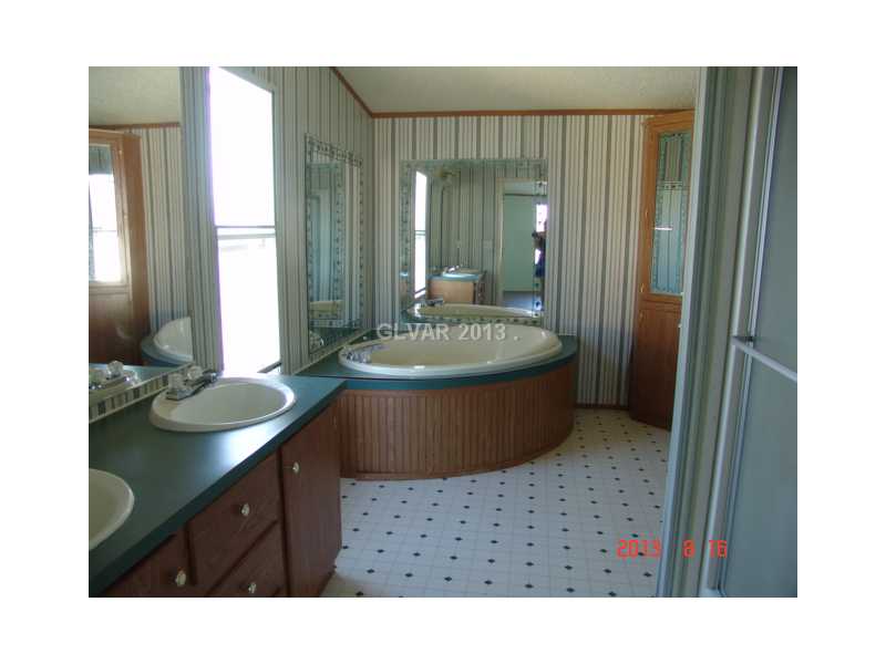 4721 West Rancho Road Pahrump, NV 89048 - Photo 12 of 27 Master Bath/Spa.