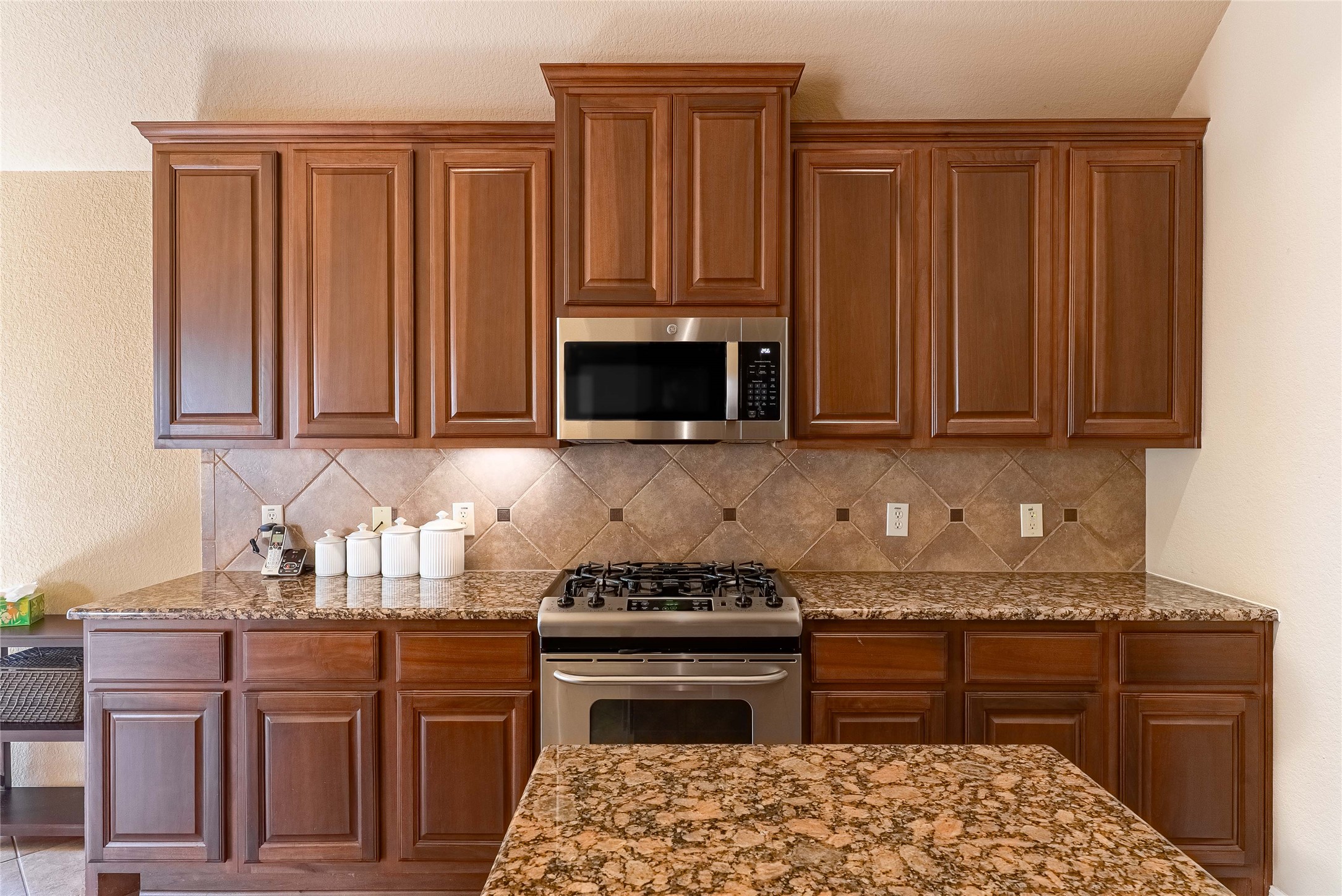 2725 Highland Trail Leander, TX 78641 - Photo 15 of 30 Gas range and designer finishes make this kitchen perfect for any chef.