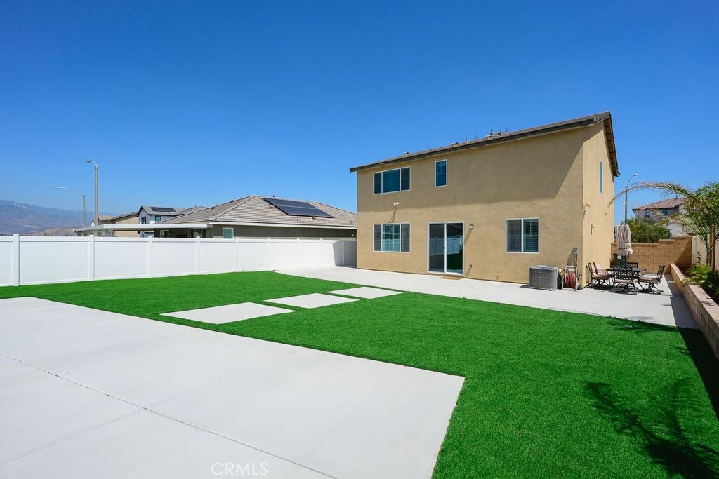 324 Castaic Way Rialto, CA 92377 - Photo 40 of 50