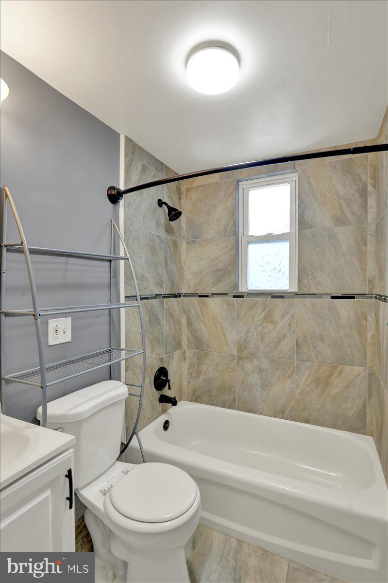 5145 Spruce Road Emmaus, PA 18049 - Photo 13 of 26 a bathroom with a toilet a sink and a bathtub