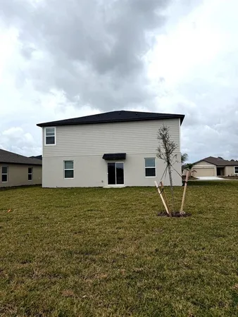 a house view with backyard space