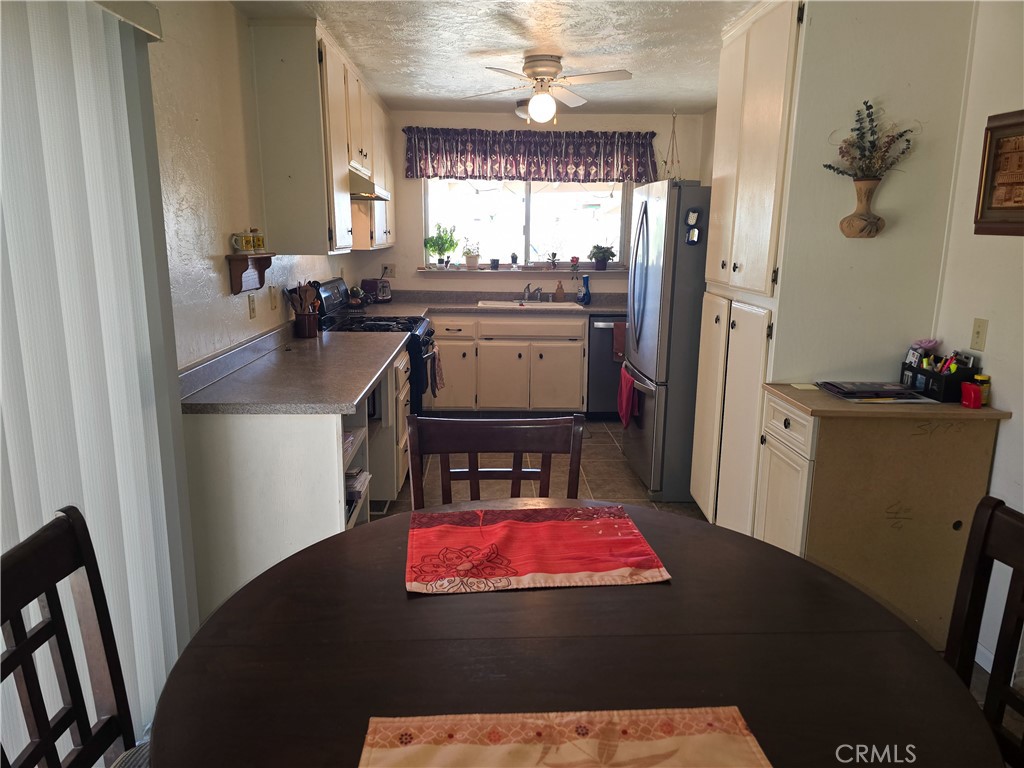 23911 Tahquitz Road Apple Valley, CA 92307 - Photo 4 of 32