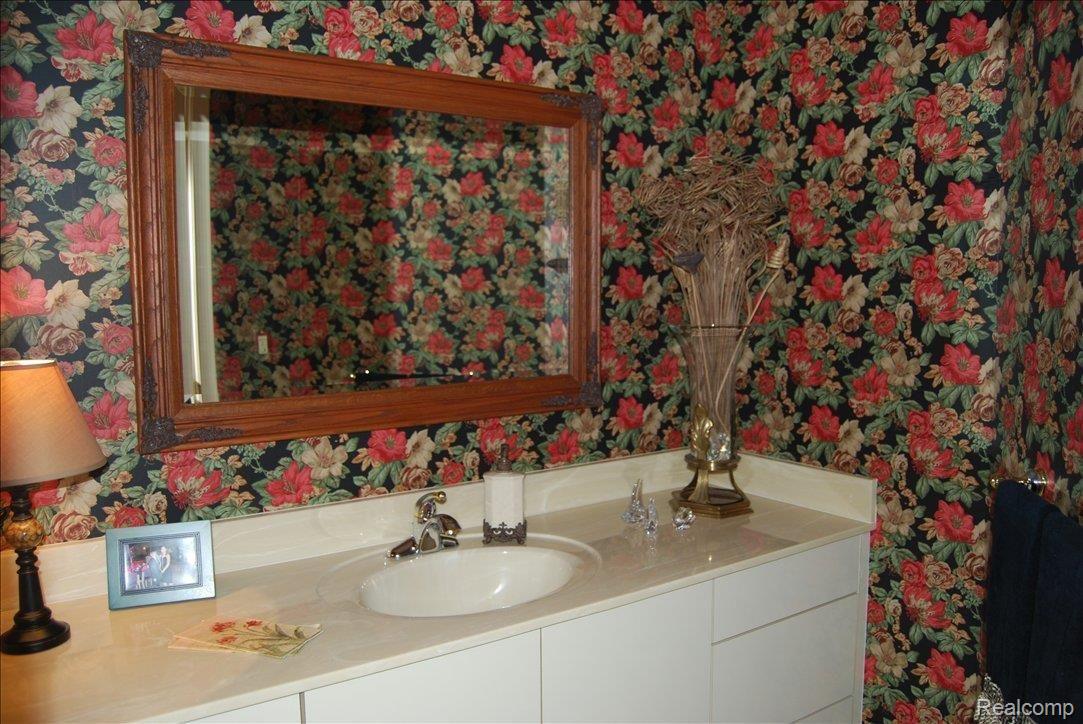 6435 Noble Road, Unit 13 West Bloomfield, MI 48322 - Photo 12 of 14 Noble Main Bath