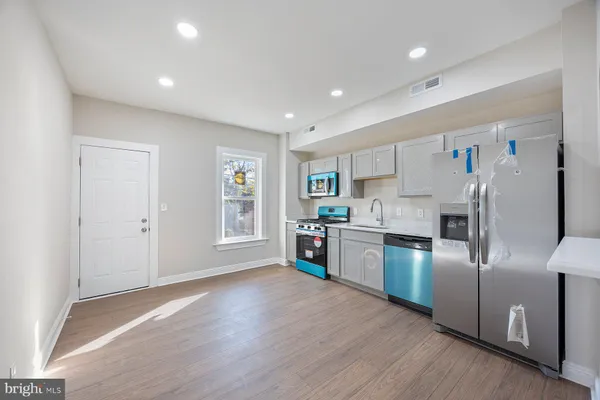 $2,350 | 117 Collins Avenue, Baltimore, MD 21229