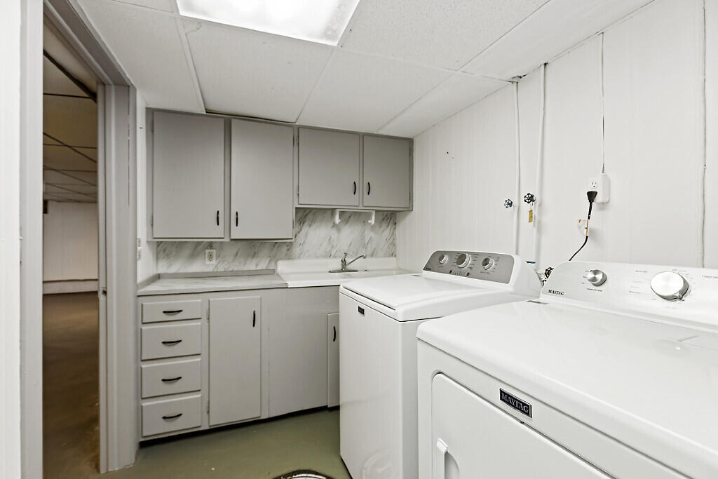 7 Collette Street Waterville, ME 04901 - Photo 39 of 54 Laundry with sink
