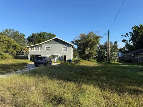 a view of a house with backyard