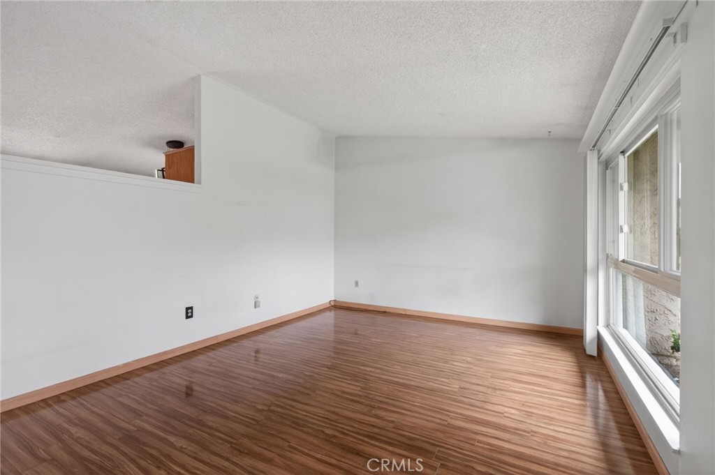 6305 La Mirada Way Riverside, CA 92504 - Photo 4 of 31